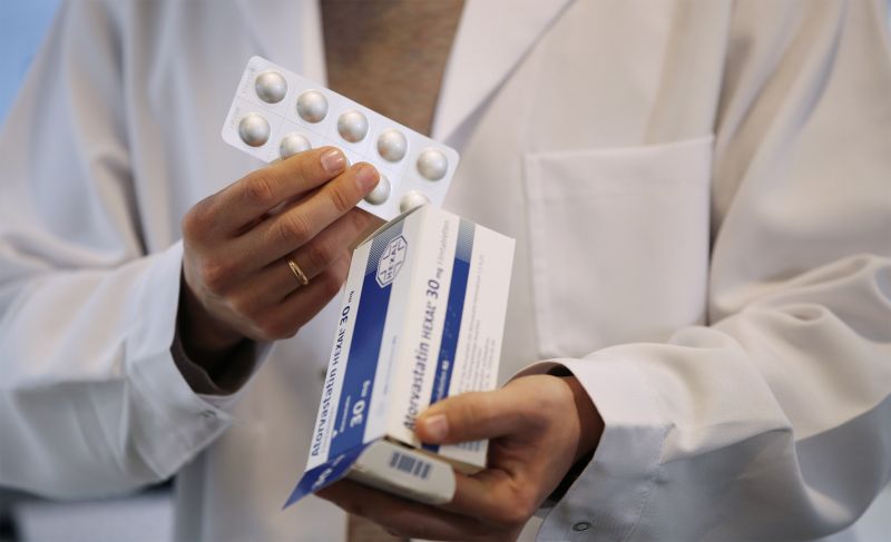 Post "Verbraucherschutz wird in Deutschland großgeschrieben?". Ein Apotheker packt hier Medikamente aus und hält die Tabletten in den Händen.