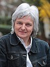 Portraitfoto der BLAK-Mitarbeiterin Frau Hirschauer Portraitfoto der Mitarbeiterin Frau Hirschauer im Garten der Bayerischen Landesapothekerkammer.