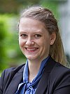 Portraitfoto der BLAK-Mitarbeiterin Frau Pömmerl Portraitfoto der Mitarbeiterin Frau Pömmerl im Garten der Bayerischen Landesapothekerkammer.