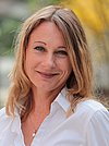 Portraitfoto der BLAK-Mitarbeiterin Frau Frühwald Portraitfoto der Mitarbeiterin Frau Frühwald im Garten der Bayerischen Landesapothekerkammer.