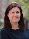 Portraitfoto der Mitarbeiterin Frau Neumaier im Garten der Bayerischen Landesapothekerkammer.