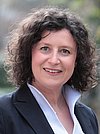 Portraitfoto der BLAK-Mitarbeiterin Frau Hermann Portraitfoto der Mitarbeiterin Frau Hermann im Garten der Bayerischen Landesapothekerkammer.