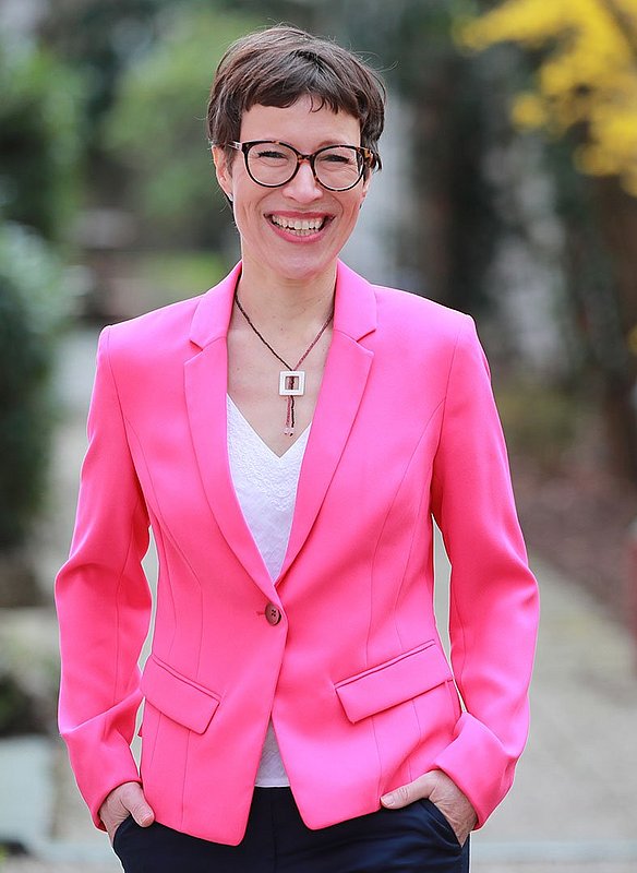  Portraitfoto des Vorstandsmitglieds Frau Dr. Mayer im Garten der Bayerischen Landesapothekerkammer.