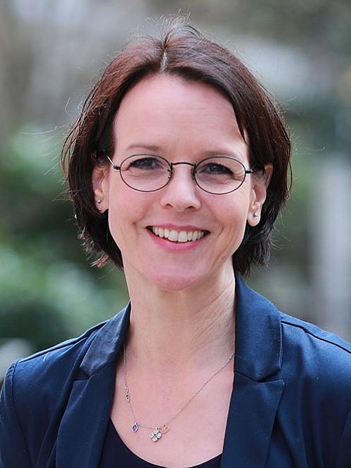 Portraitfoto des BLAK-Vorstandsmitglieds Frau Milz Portraitfoto des Vorstandsmitglieds Frau Stumpf im Garten der Bayerischen Landesapothekerkammer.