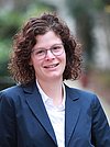 Portraitfoto der BLAK-Mitarbeiterin Frau Koller Portraitfoto der Mitarbeiterin Frau Koller im Garten der Bayerischen Landesapothekerkammer.