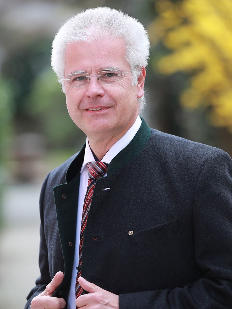 Portraitfoto des Vorstandsmitglieds Herr Benkert im Garten der Bayerischen Landesapothekerkammer.