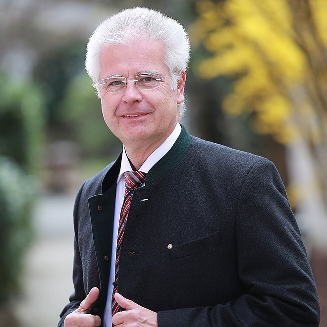 Portraitfoto des Vorstandsmitglieds Herr Benkert im Garten der Bayerischen Landesapothekerkammer.