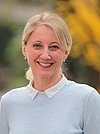 Portraitfoto der Mitarbeiterin Frau Hackinger im Garten der Bayerischen Landesapothekerkammer.