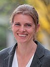 Portraitfoto der BLAK-Mitarbeiterin Frau Hoppe Portraitfoto der Mitarbeiterin Frau Hoppe im Garten der Bayerischen Landesapothekerkammer.