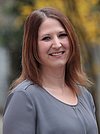 Portraitfoto der Mitarbeiterin Frau Jorde im Garten der Bayerischen Landesapothekerkammer.