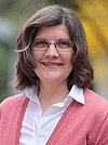 Portraitfoto der Mitarbeiterin Frau Gennaro im Garten der Bayerischen Landesapothekerkammer.