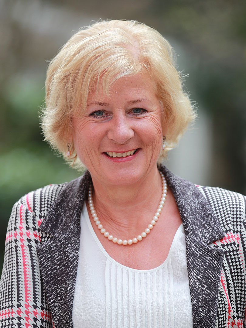 Portraitfoto des BLAK-Vorstandsmitglieds Frau Wanie Portraitfoto des Vorstandsmitglieds Frau Wanie im Garten der Bayerischen Landesapothekerkammer.