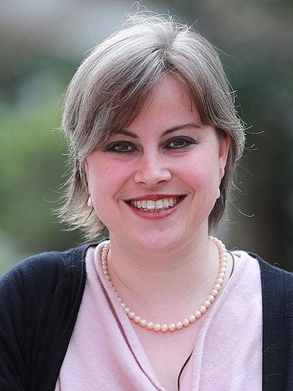Portraitfoto des BLAK-Vorstandsmitglieds Frau Dr. Unterreitmeier Portraitfoto des Vorstandsmitglieds Frau Dr. Unterreitmeier im Garten der Bayerischen Landesapothekerkammer.